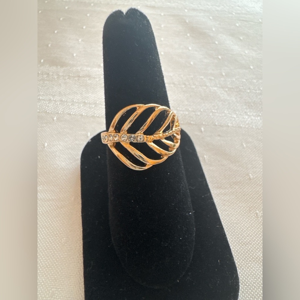 Elegant Gold Leaf Ring